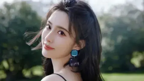 女子在家被偷拍