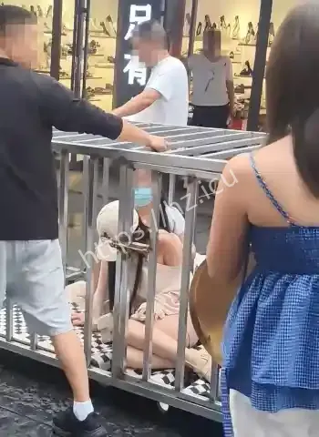 两女子关铁笼游街示众